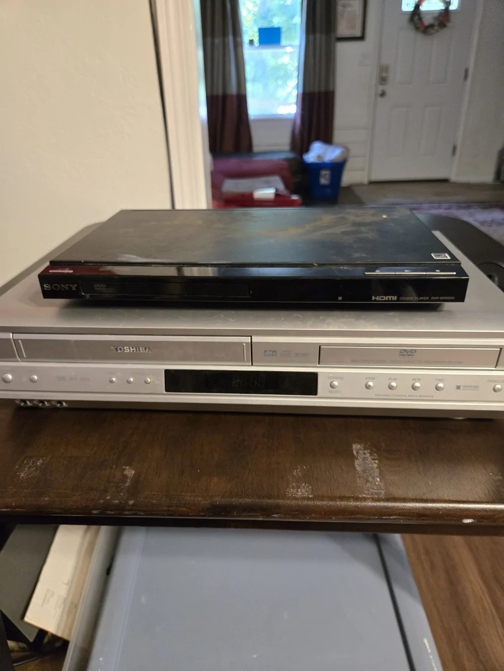 Toshiba DVD/VCR Combo Player in Silver And A Don't Dvd Both dvd Will Not Open.